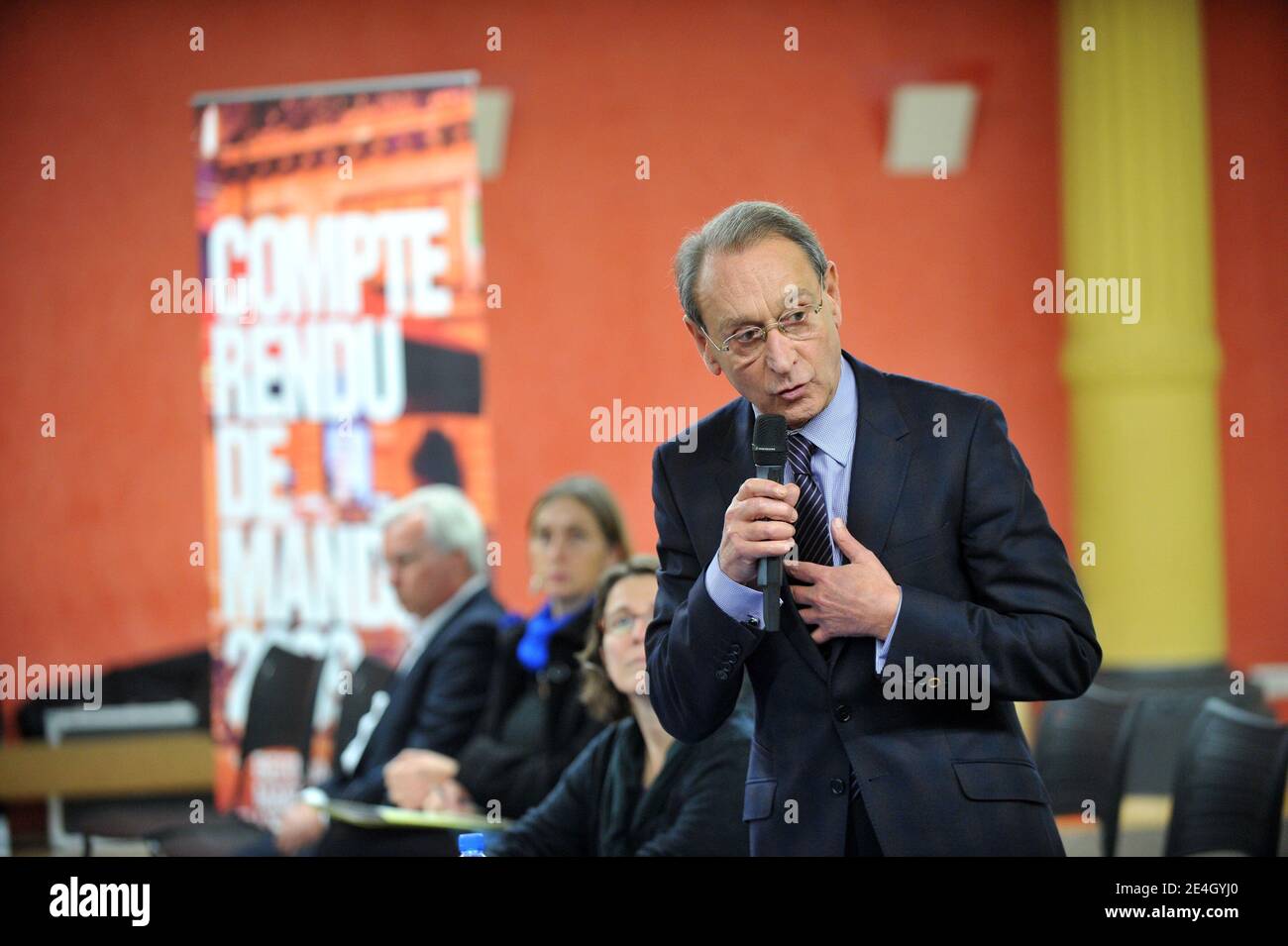 Le Maire de Paris Bertrand Delanoe assiste avec les habitants du VIIe circondario au compte-rendu de mandat dans le VIIe circondario au Gymnase des Invalides a Paris, Francia le 30 novembre 2009. Foto Mousse/ABACAPRESS.COM Foto Stock