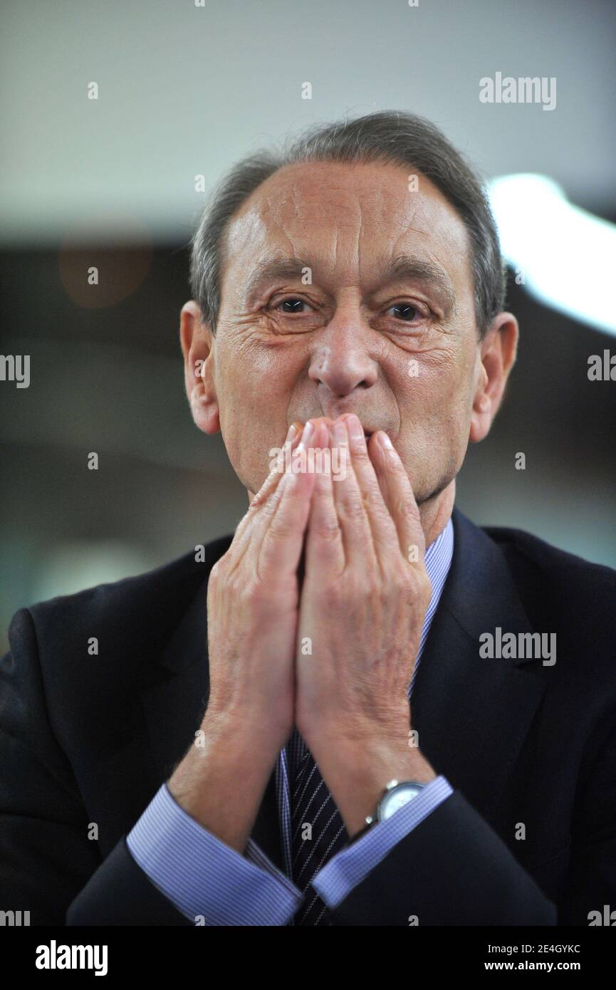 Le Maire de Paris Bertrand Delanoe assiste avec les habitants du VIIe circondario au compte-rendu de mandat dans le VIIe circondario au Gymnase des Invalides a Paris, Francia le 30 novembre 2009. Foto Mousse/ABACAPRESS.COM Foto Stock