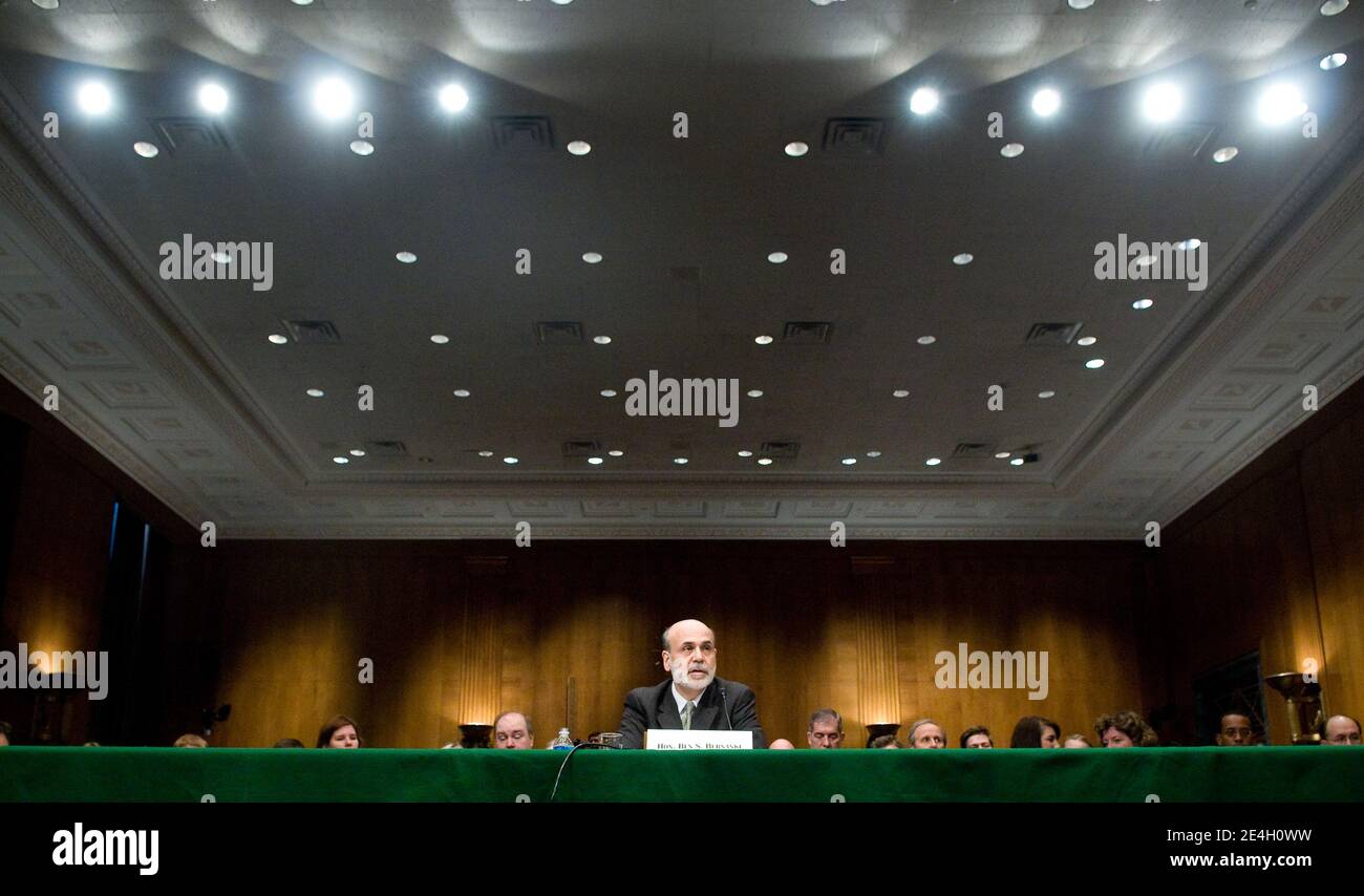 Il presidente della Federal Reserve degli Stati Uniti, ben Bernanke, testimonia durante un'audizione sulla sua nomina a presidente del consiglio dei governatori del sistema della Federal Reserve, a Capitol Hill a Washington DC, USA, il 3 dicembre 2009. Foto di Kris Connor/ABACAPRESS.COM Foto Stock