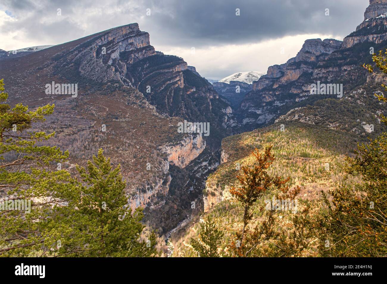 Il canyon Anisclo visto dall'alto in autunno, l'erosione del fiume Bellos in montagna, nei Pirenei di Huesca, Spagna Foto Stock