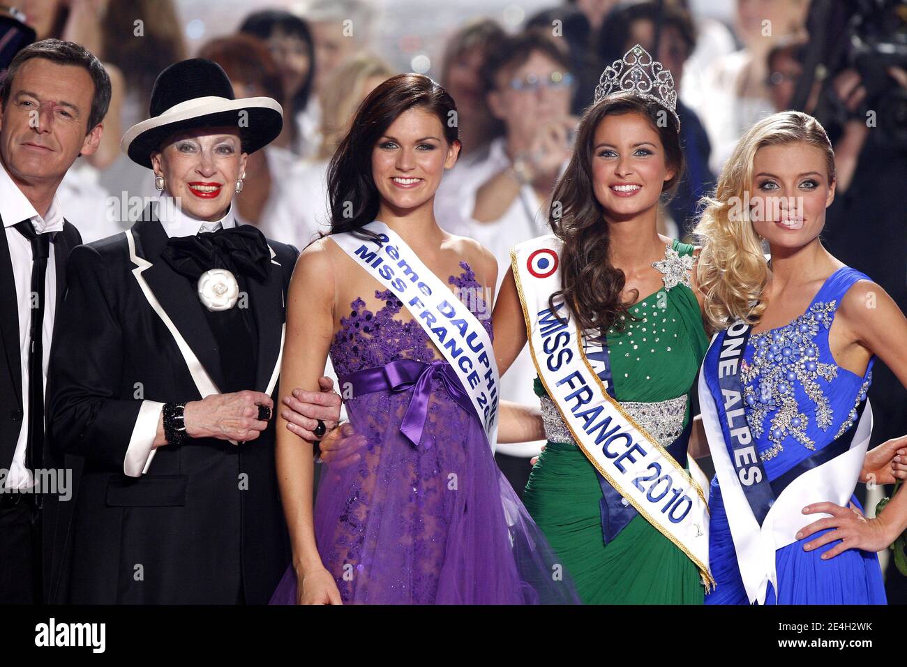 Miss Normandie, neoeletta Miss France 2010, Malika Menard, Genevieve de Fontenay partecipa al concorso Miss France Beauty 2010 al Palais Nikaia di Nizza, Francia, il 5 dicembre 2009. Foto di Patrick Bernard/ABACAPRESS.COM Foto Stock