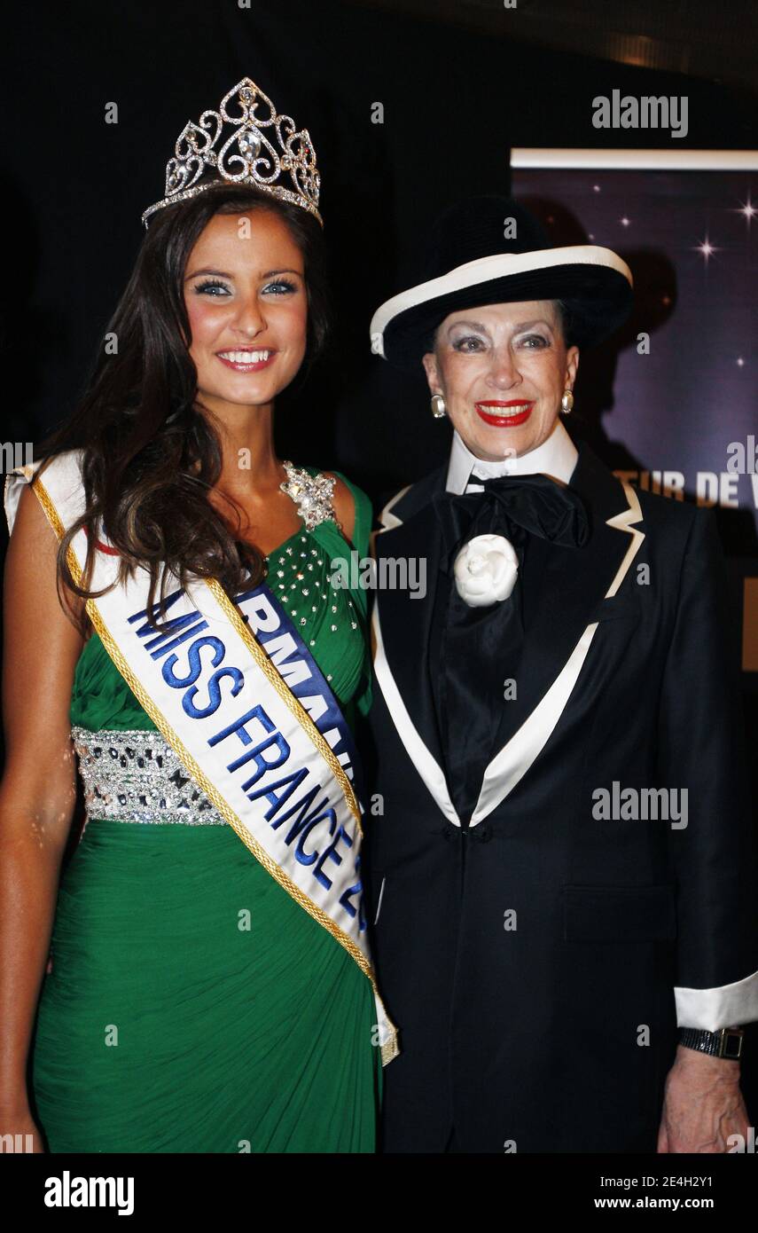 Miss Normandie, neoeletta Miss France 2010, Malika Menard, Genevieve de Fontenay partecipa al concorso Miss France Beauty 2010 al Palais Nikaia di Nizza, Francia, il 5 dicembre 2009. Foto di Patrick Bernard/ABACAPRESS.COM Foto Stock