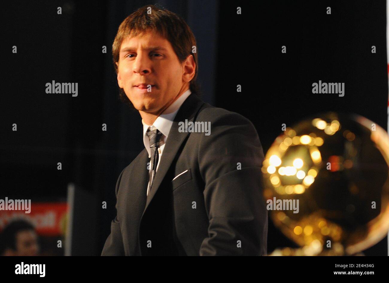 Lionel messi, il calciatore europeo dell'anno, il 'Ballon d'Or' (palla d'oro) di Boulogne-Billancourt, vicino a Parigi, Francia, il 6 dicembre 2009. Foto di Pierre Tremoussa/ABACAPRESS.COM Foto Stock