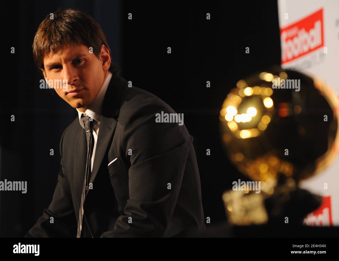 Lionel messi, il calciatore europeo dell'anno, il 'Ballon d'Or' (palla d'oro) di Boulogne-Billancourt, vicino a Parigi, Francia, il 6 dicembre 2009. Foto di Pierre Tremoussa/ABACAPRESS.COM Foto Stock