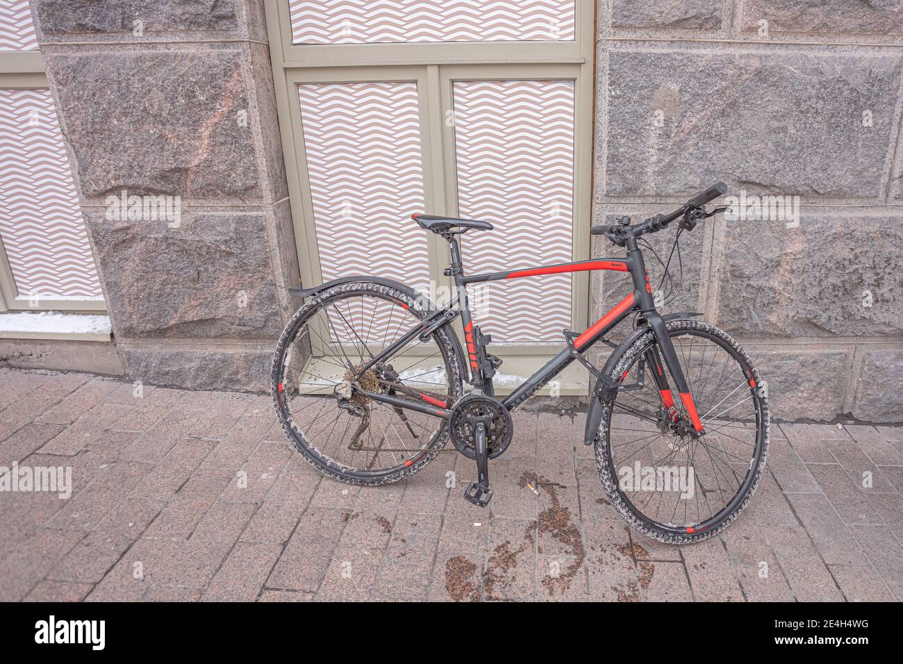 Helsinki, Finlandia 19 gennaio 2021 sulla strada, una bicicletta lasciata dal muro. Foto di alta qualità Foto Stock
