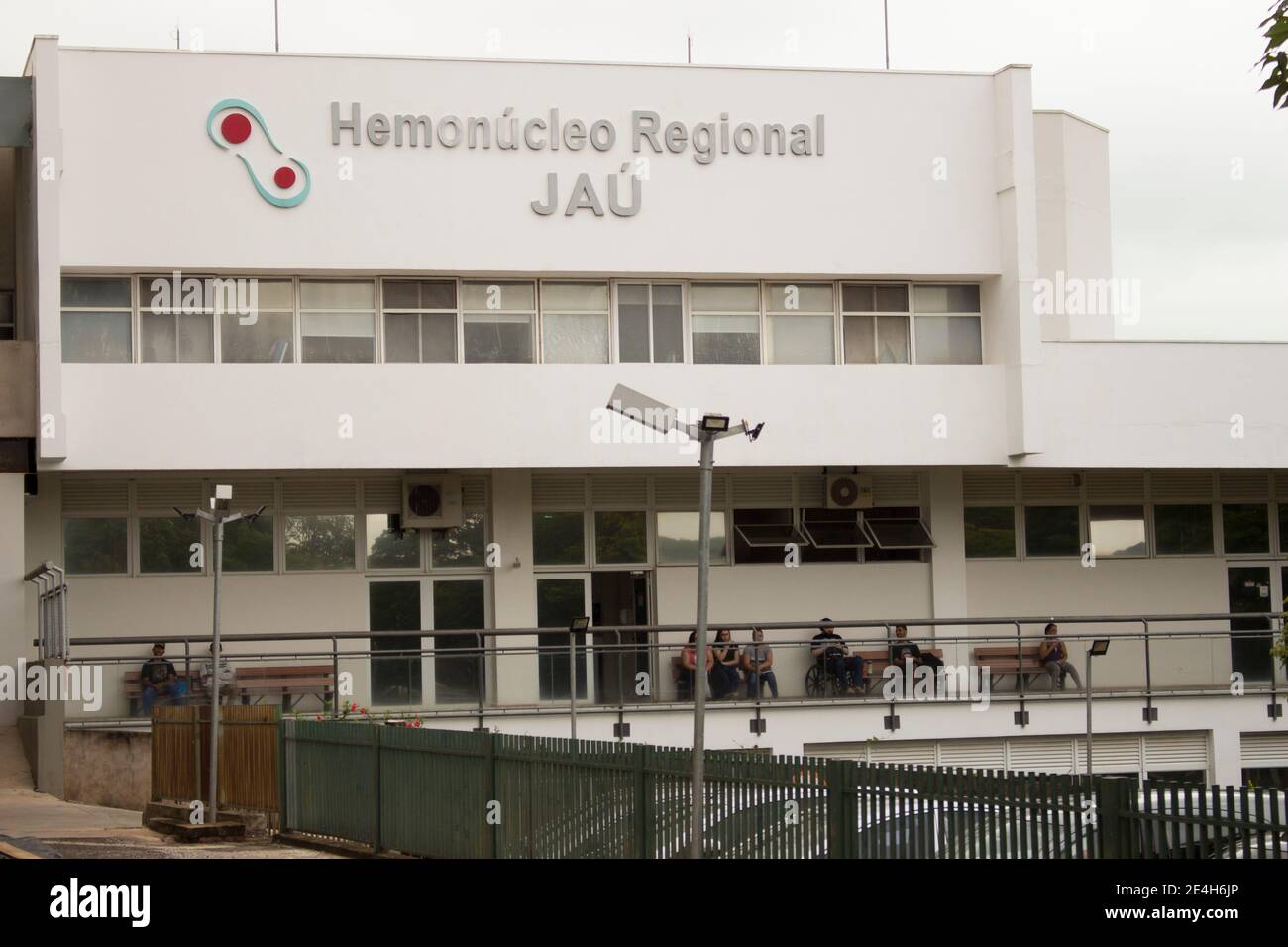 Jau / Sao Paulo / Brasile - 02 21 2020: Cornice completa dell'ingresso del 'Hemonúcleo Regional Jaú, Amaral Carvalho Hospital situato a Jaú o Jahu città. Foto Stock