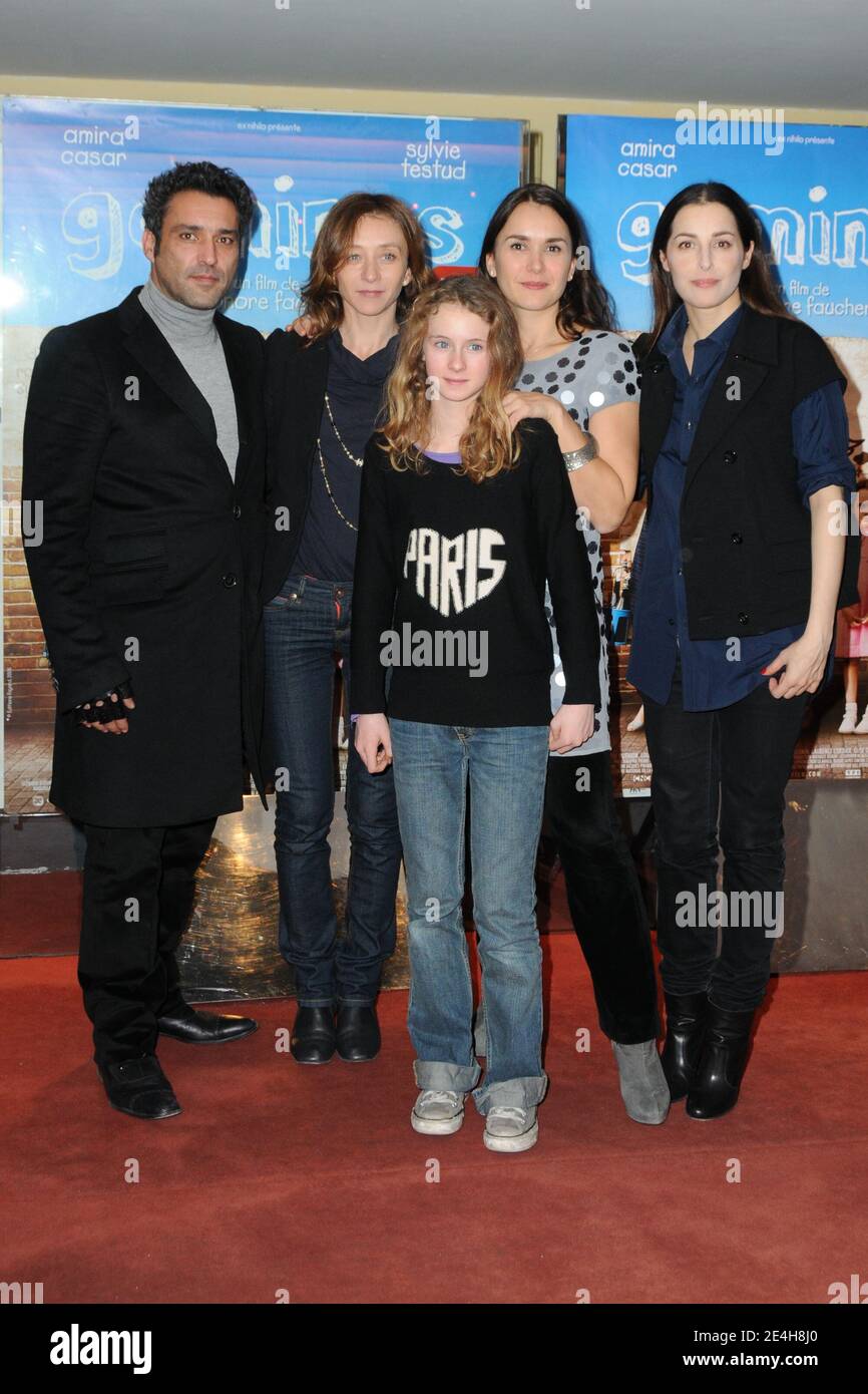 Jean-Pierre Martins, Sylvie Testud, Eleonore Faucher, Amira Casar e Zoe Duthion partecipano alla prima di 'Gamines' al teatro UGC Cite Les Halles di Parigi, Francia, il 14 dicembre 2009. Foto di Mireille Ampilhac/ABACAPRESS.COM Foto Stock