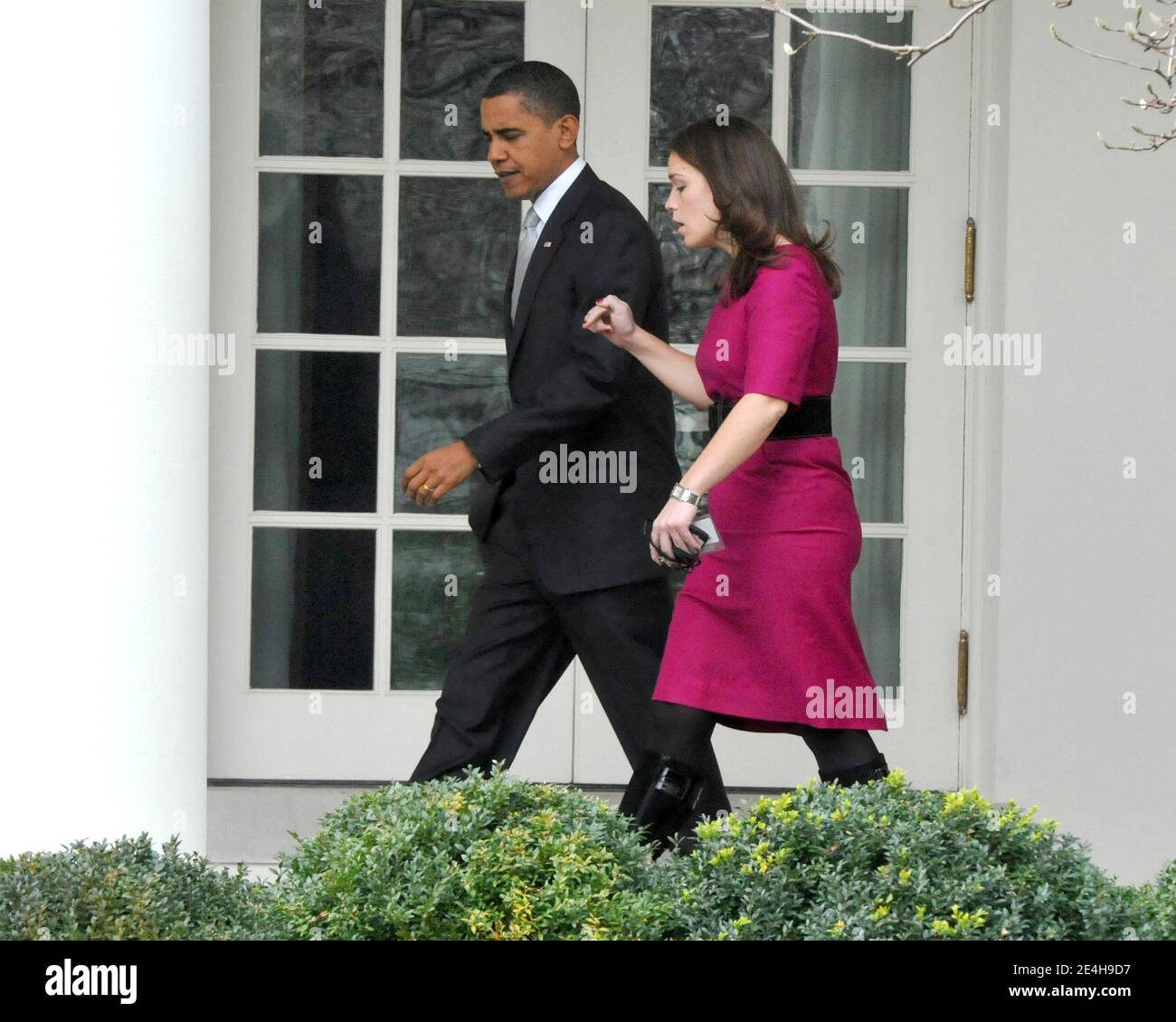 Il presidente Barack Obama cammina sul Colonnade all'ufficio ovale con il suo segretario personale Katie Johnson dopo che è tornato alla Casa Bianca da un'apparizione ad un deposito domestico in Virginia, a Washginton DC, USA il martedì 15 dicembre 2009. Foto di Ron Sachs/ABACAPRESS.COM Foto Stock