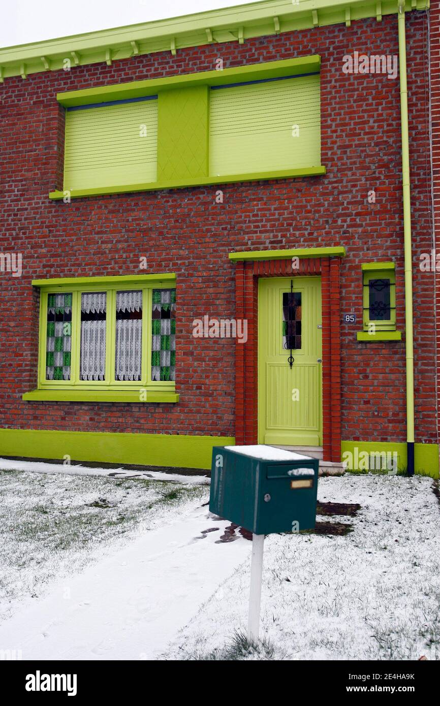 Un couple de retraites a decise de opeindre la facade de sa maison mais la couleur choisie, un vert presque Fluorescent, ne plait pas a tout le monde. En septembre dernier, Francis DIERYCKX et sa femme Agnes se rendent dans une grande enseigne de bricola Foto Stock