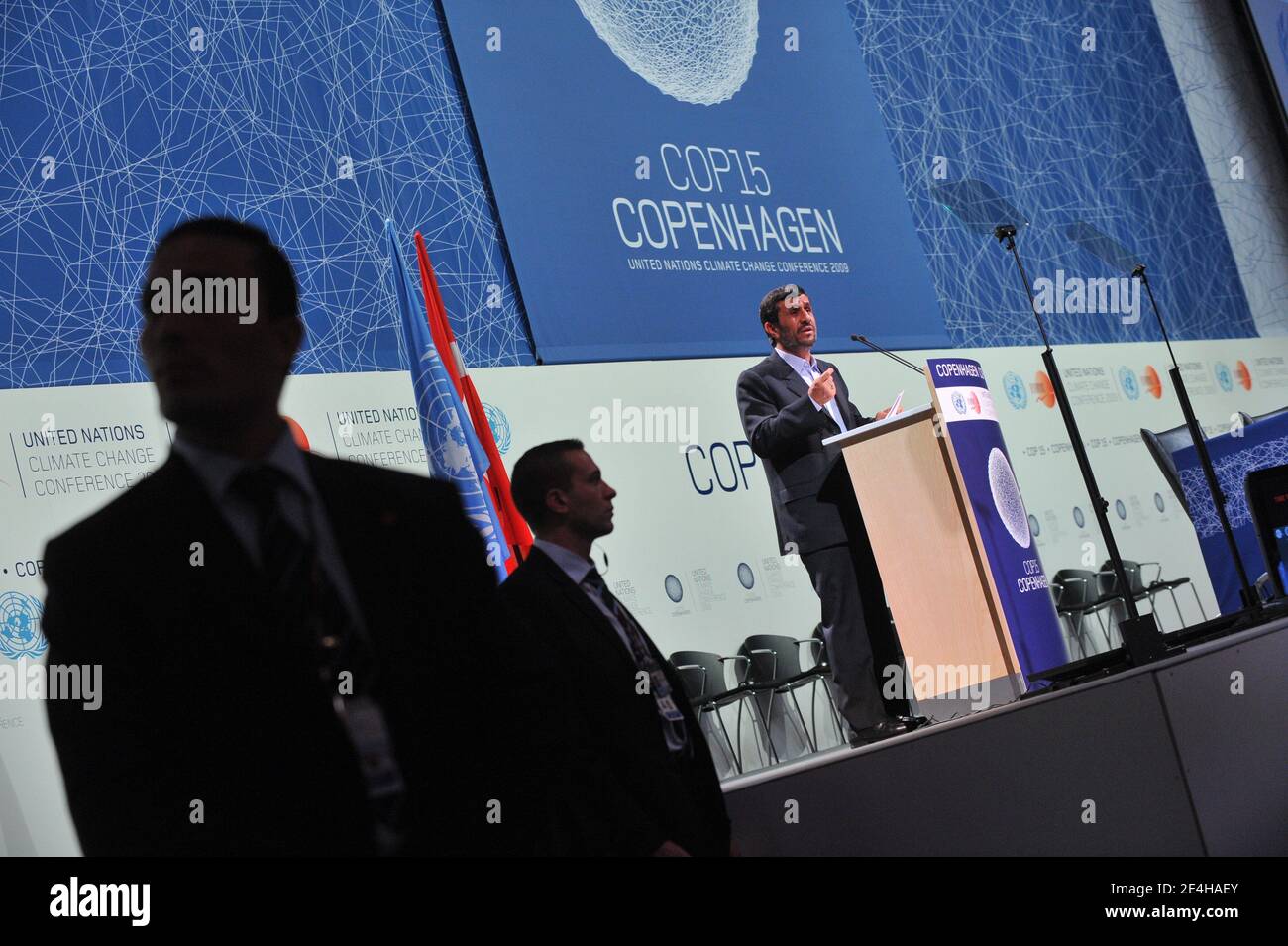 Il presidente iraniano Mahmoud Ahmadinejad ha pronunciato un discorso durante la sessione plenaria del 17 dicembre 2009 presso il Bella Center di Copenhagen, in Danimarca, durante la Conferenza delle Nazioni Unite sul cambiamento climatico COP15. Foto di Mousse/ABACAPRESS.COM Foto Stock