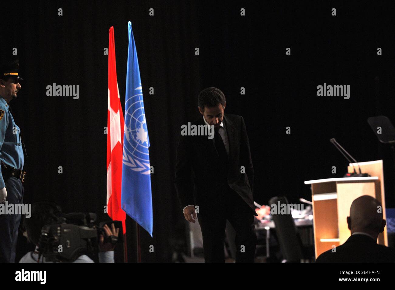 Il presidente francese Nicolas Sarkozy è raffigurato dopo aver pronunciato un discorso durante la sessione plenaria del Bella Center a Copenhagen, Danimarca, il 17 dicembre 2009, durante la Conferenza delle Nazioni Unite sul cambiamento climatico COP15. Foto di Mousse/ABACAPRESS.COM Foto Stock