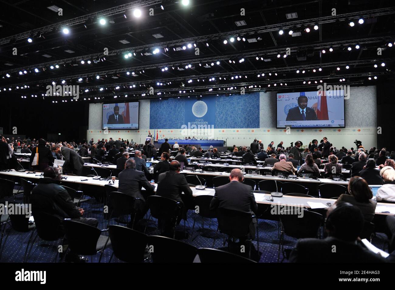 Atmosfera durante la sessione plenaria del Bella Center a Copenhagen, Danimarca, il 17 dicembre 2009, durante la Conferenza delle Nazioni Unite sul cambiamento climatico COP15. Foto di Mousse/ABACAPRESS.COM Foto Stock