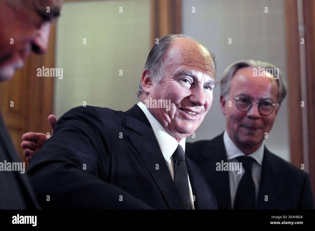 Le president de la Cour des Comptes, Philippe Seguin et le directeur du journal le Nouvel Economiste, Nijdam remettent le prix imprenditore filantropique de l annee au Prince Karim Aga Khan IV lors de la cerimonie de remise des prix des managers 2009 organisee par le journal le Nouvel Economiste a la Cour des Comptes a Parigi, Francia, le 17 dicembre 2009. Foto par Stephane Lemouton/ABACAPRESS.COM Foto Stock