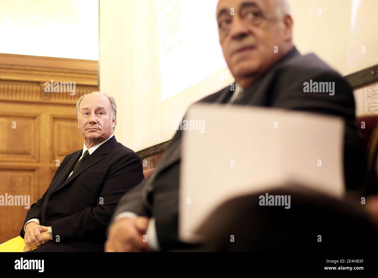 Le Prince Karim Aga Khan IV et le President de la Cour des Comptes, Philippe Seguin assistent lors de la cerimonie de remise des prix des managers 2009 organisee par le journal le Nouvel Economiste a la Cour des Comptes a Parigi, Francia, le 17 dicembre 2009. Foto par Stephane Lemouton/ABACAPRESS.COM Foto Stock