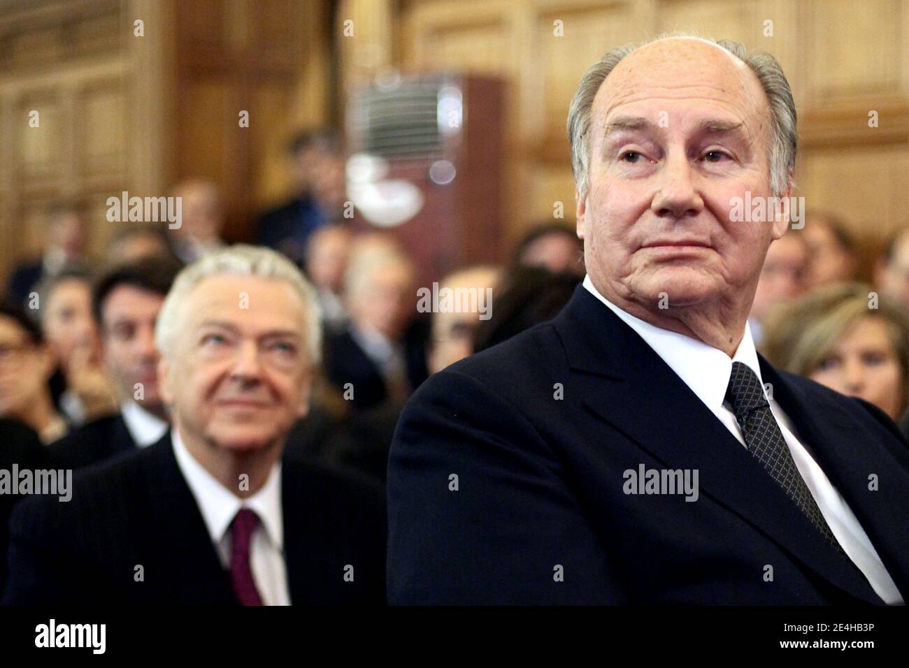 Le Prince Karim Aga Khan IV recoit le prix imprenditore philantropique de l annee lors de la cerimonie de remise des prix des managers 2009 organisee par le journal le Nouvel Economiste a la Cour des Comptes a Parigi, Francia, le 17 dicembre 2009. Foto par Stephane Lemouton/ABACAPRESS.COM Foto Stock