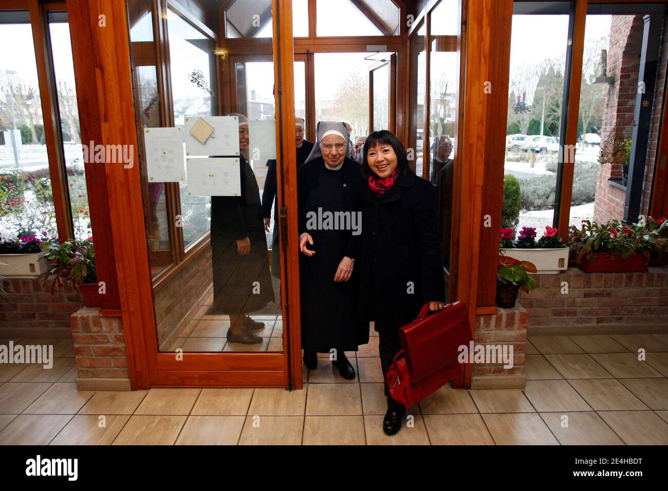 Madame Anh Dao Traxel, fille adoptive de l'ancien president francais Jacques Chirac et presidente de l'Etoile Europeenne du Devouement Civil et Militaire, visit la maison de retraite des Petites Soeurs des Pauvre a la Madeleine, nord de la France, le 19 Foto Stock