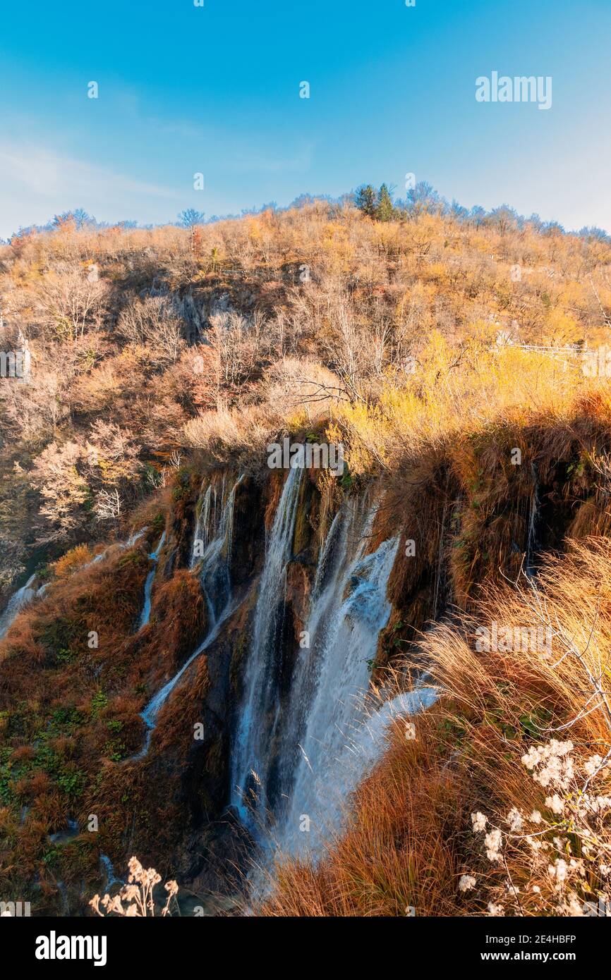 Bella cascata in autunno, Plitvice Lakes parco nazionale in Croazia. Foto Stock