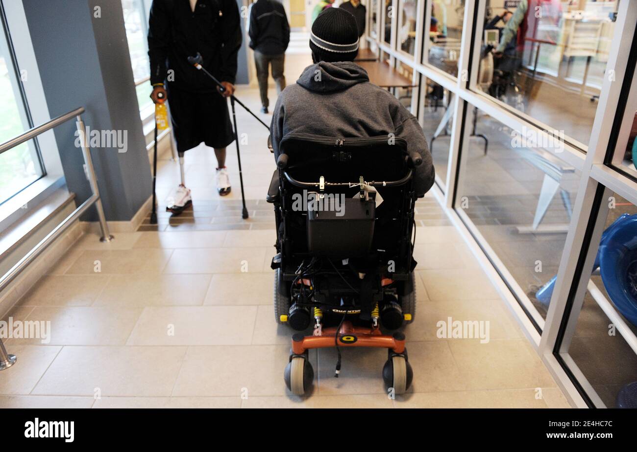 SGT. Robert Samuel partecipa a una sessione di terapia fisica a walter Reed a Washington, DC, USA, il 18 dicembre 2009. Samuel ha fatto un giro in Iraq ed è stato nel suo secondo giro in afghanistan, quando 5 mesi in, il suo gruppo di stryker è stato colpito da un ied alle 5:30 am. Ed è stato l'unica persona è 8-uomo unità di essere ferito. È stato a Walter Reed dal novembre 17, ha fatto amputare la gamba sinistra sopra il ginocchio e il suo braccio sinistro ha una piastra metallica e un sacco di punti. Foto di Olivier Douliery /ABACAPRESS.COM Foto Stock