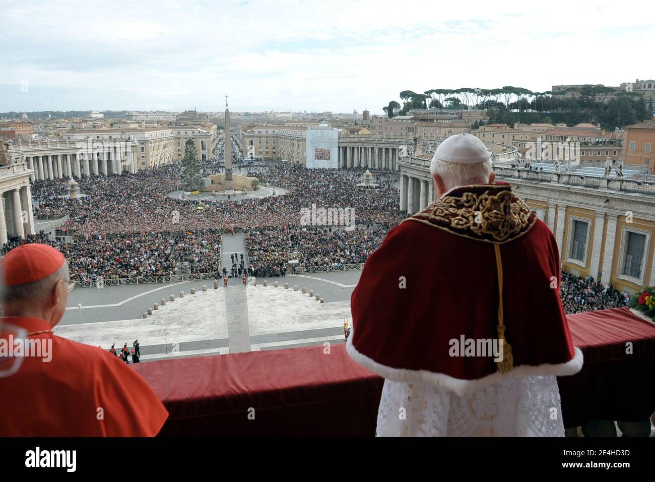 Papa Benedetto XVI consegna il messaggio del giorno di Natale di Urbi et Orbi (alla città e al mondo) dal balcone centrale di Piazza San Pietro in Vaticano, Roma, Italia, il 25 dicembre 2009. Foto di ABACAPRESS.COM Foto Stock