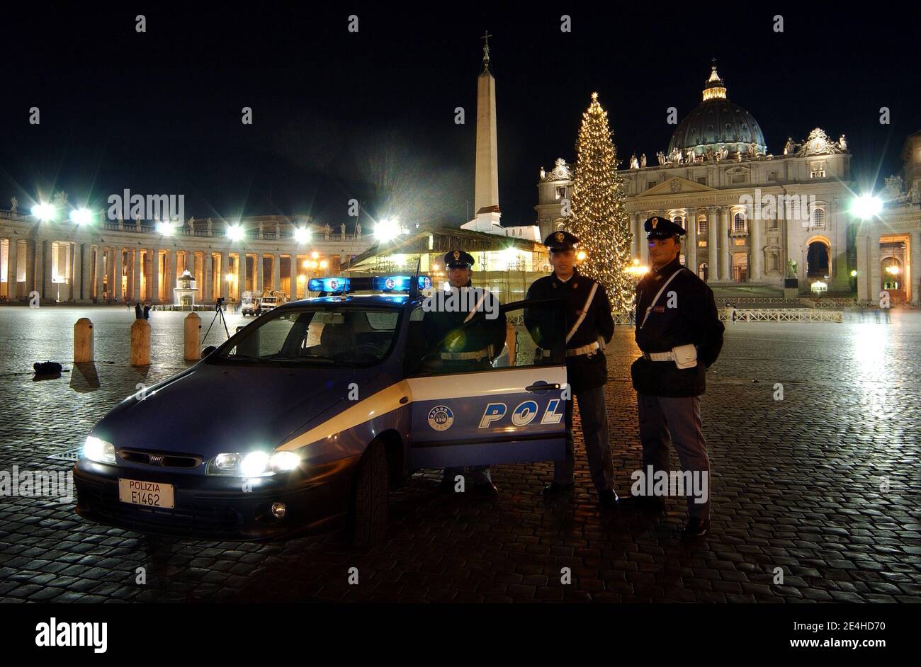 Poliziotti italiani durante una pattuglia di fronte alla Basilica di San Pietro in Vaticano, a Roma, Italia, il 17 dicembre 2003. Il Vaticano dice che rivedrà le sue procedure di sicurezza dopo che una donna ha saltato una barriera nella Basilica di San Pietro durante la Messa della vigilia di Natale e ha abbattuto il papa. il papa è protetto da una combinazione di guardie svizzere, polizia Vaticana e polizia italiana. Foto di Eric Vandeville/ABACAPRESS.COM Foto Stock