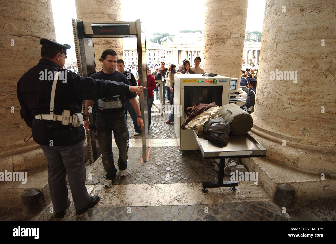 I fedeli devono camminare attraverso un metal detector mentre entrano in  Piazza San Pietro, in Vaticano, a Roma, il 10 aprile 2004. Il Vaticano dice  che rivedrà le sue procedure di sicurezza