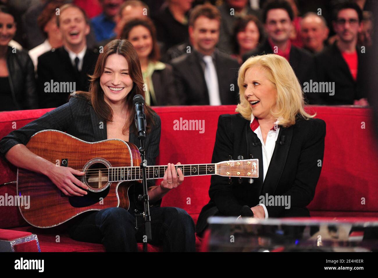 Carla Bruni et Sylvie Vartan lors de l'enregistrement de l'emission Vivement Dimanche a Paris, France, le 4 novembre 2009. Photo Max Colin/ABACAPRESS.COM Foto Stock