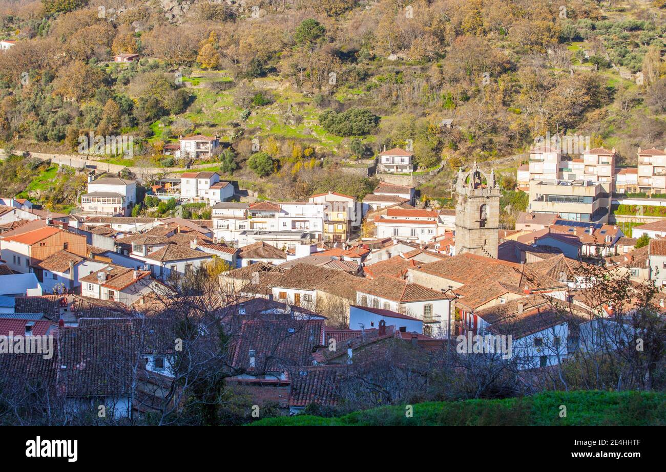 Panoramica di Banos de Montemayor. Nizza Villaggio della Valle Ambroz, Caceres, Estremadura, Spagna Foto Stock