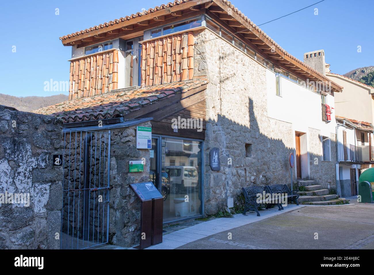 Banos de Montemayor, Spagna - 2 gennaio 2021: Centro di interpretazione della rotta d'argento di Banos de Montemayor. Nizza Villaggio di Ambroz Valle, Caceres, Estrema Foto Stock