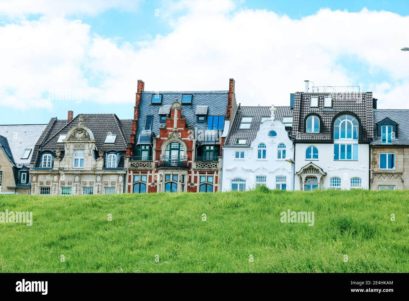 Dusseldorf, Germania. Vecchi edifici di appartamenti tedeschi tradizionali nel quartiere Düsseldorf Oberkassel. Foto Stock