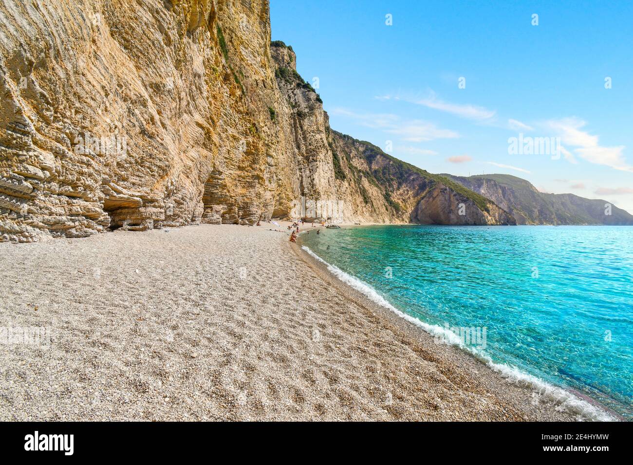 Le scogliere e la costa sabbiosa di Paradise Beach, conosciuta anche come Chomi Beach nel Mar Egeo al largo di Corfù, Grecia. Foto Stock