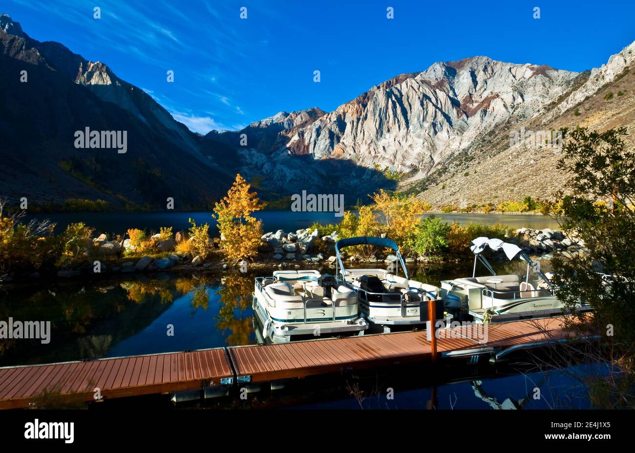 Barche da pesca ormeggiate sul lago Convict con il Monte Morrison e Laurel Mountain in lontananza, Mammoth Lakes, California, USA Foto Stock