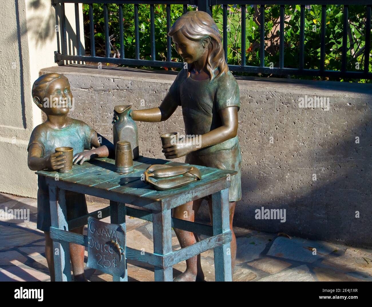 Bronze Sculpture of Guava Juice Stand at Queens Marketplace at Waikoloa Beach Resort, Waikoloa, Hawaii, USA Foto Stock