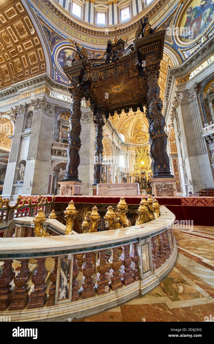 BASILICA DI SAN PIETRO, CITTÀ del VATICANO: Vista dell'interno con il famoso Baldachin durante Coronavirus Covid-19 Lockdown a Roma, Italia Foto Stock