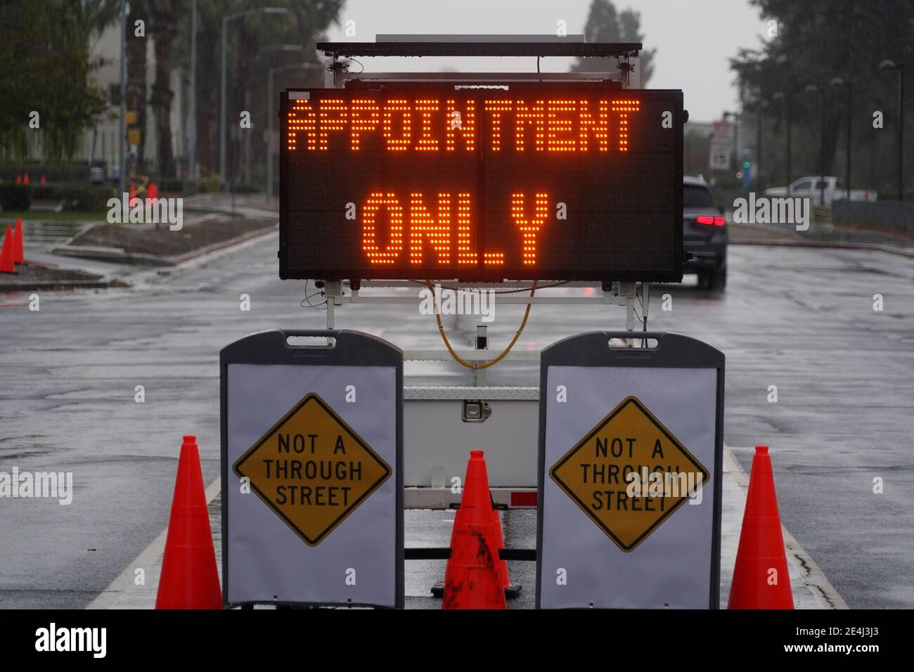 Un cartello "solo appuntamento" all'ingresso di un sito di vaccinazione COVID-19 presso il California state Northridge, Saturd Foto Stock