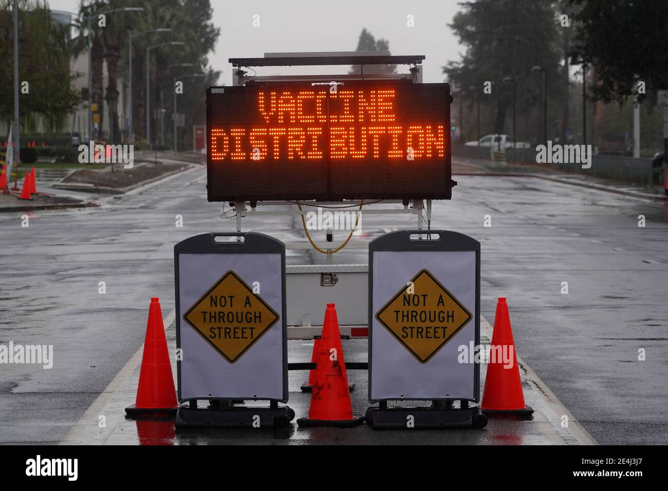 Un cartello "distribuzione del vaccino" all'ingresso di un sito di vaccinazione COVID-19 presso il Cal state Northridge, Sat Foto Stock