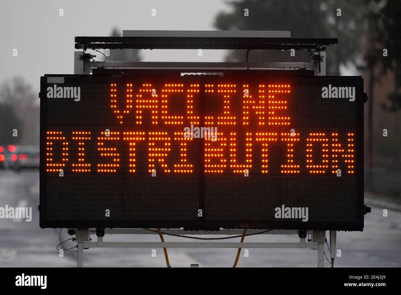 Un cartello "distribuzione del vaccino" all'ingresso di un sito di vaccinazione COVID-19 presso il Cal state Northridge, Sat Foto Stock