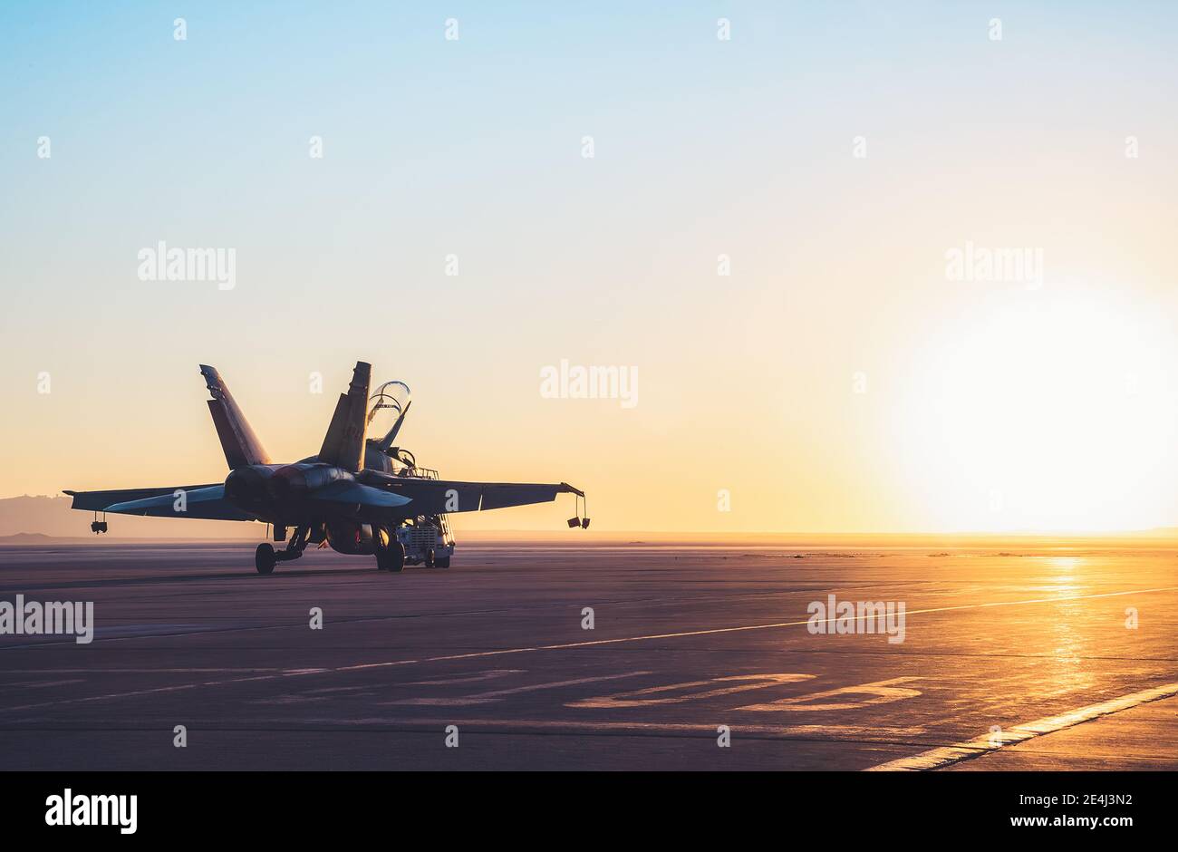 Jet fighter su un ponte portaerei contro il bellissimo cielo del tramonto. Elementi di questa immagine forniti dalla NASA Foto Stock