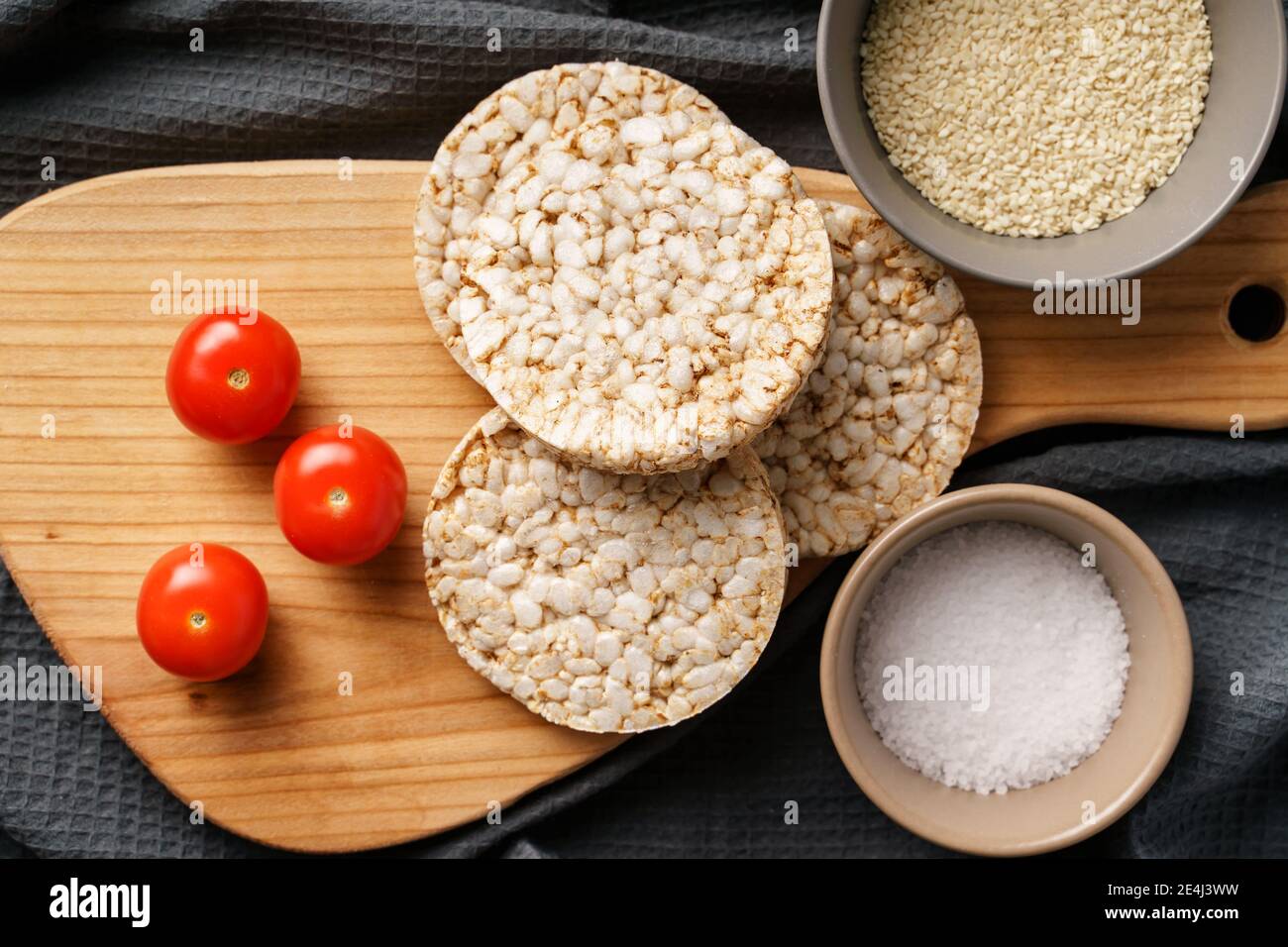 Torte di riso soffiato croccanti sul tavolo - vista dall'alto sana colazione vegetariana o vegana senza glutine Foto Stock
