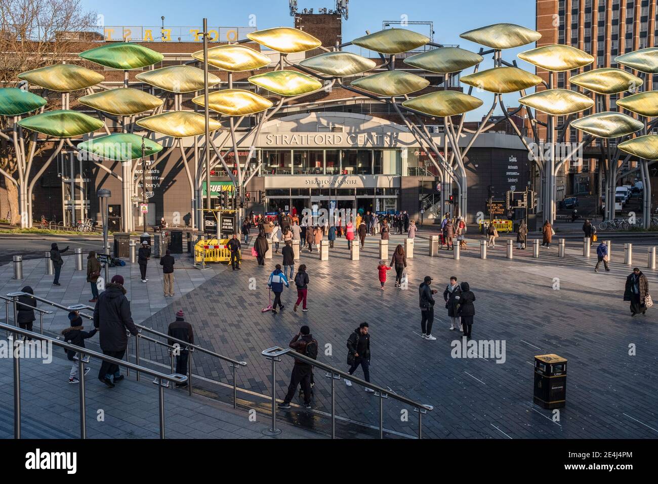 Londra, Regno Unito. 23 gennaio 2021. La gente ha visto camminare nella zona di Stratford. Alcuni degli hotspot Covid-19 in Inghilterra sono ancora a Londra Hounslow, Ealing, Brent, Barking e Dagenham e Newham sono i quartieri che rientrano tra i primi 10 del paese per i tassi peggiori. Credit: SOPA Images Limited/Alamy Live News Foto Stock