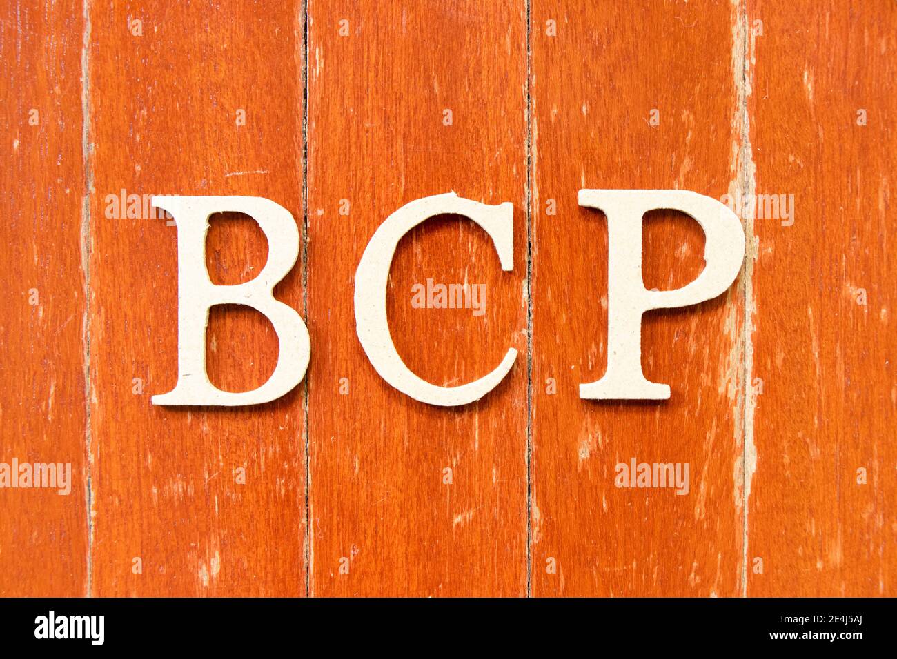 Lettera alfabetica in parola BCP (abbreviazione business continuity plan) su vecchio sfondo di legno di colore rosso Foto Stock
