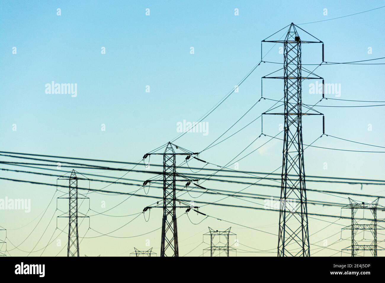 Torri elettriche utilizzate per trasportare/inviare elettricità a diverse parti della rete elettrica di Los Angeles, California, USA. Foto Stock