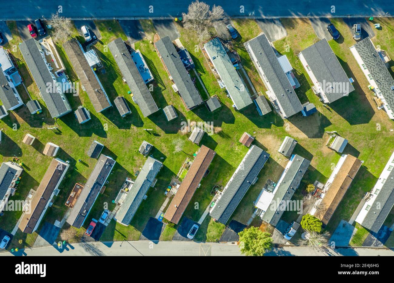 Vista aerea delle case di parco rimorchi disposte come un tipico alloggio americano di classe inferiore a spina di pesce Foto Stock