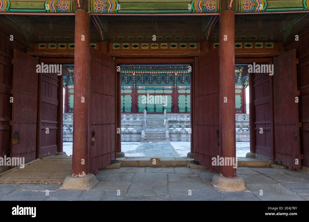 Inverno coreano, porta tradizionale all'interno del Palazzo Gyeongbokgung. Foto Stock