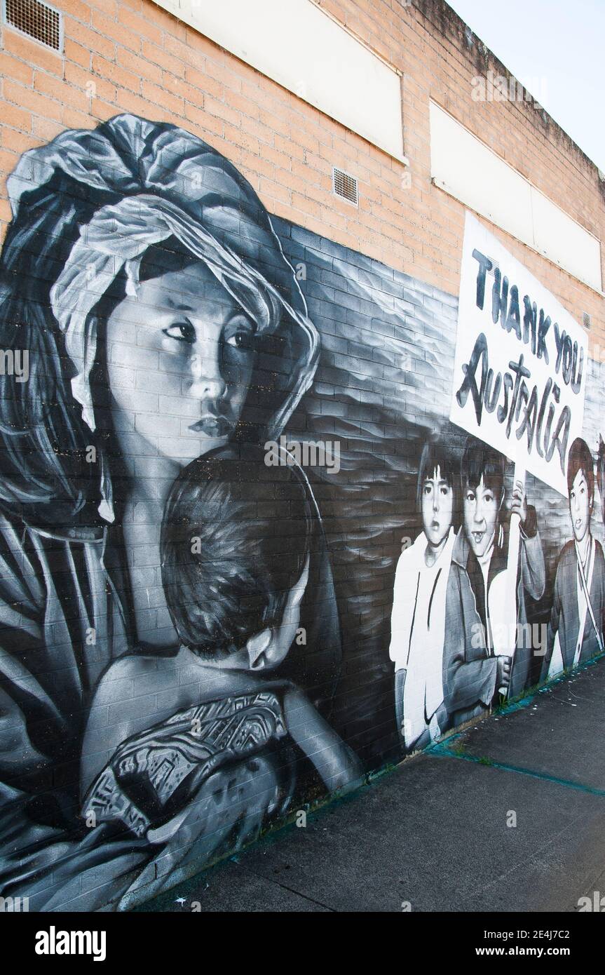 Murale artistico di strada di Heesco, raffigurante l'arrivo dei rifugiati vietnamiti in Australia, a Yarram, Gippsland meridionale, Victoria Foto Stock