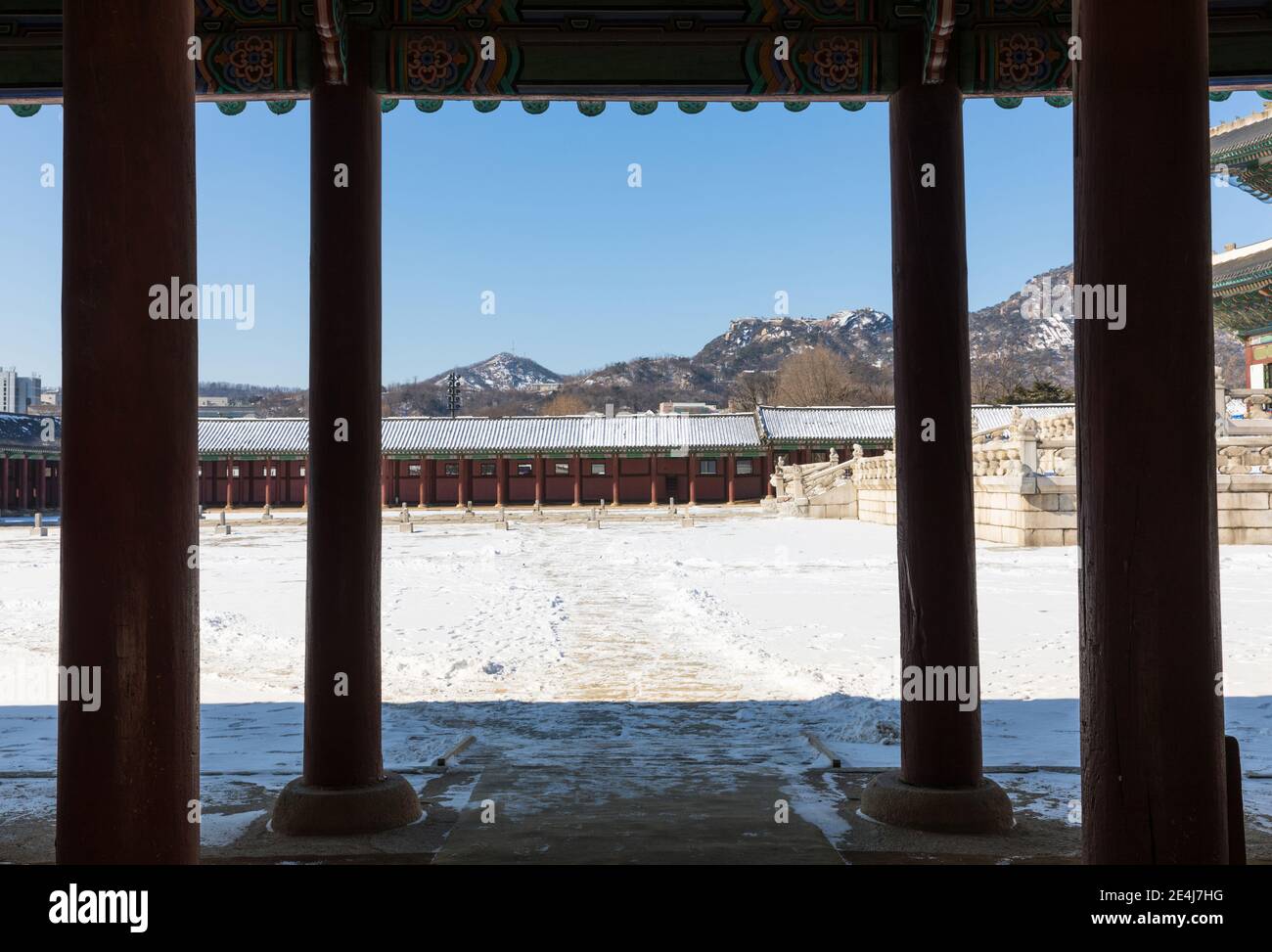 Inverno coreano, coperto di neve tradizionale Palazzo Gyeongbokgung. Foto Stock