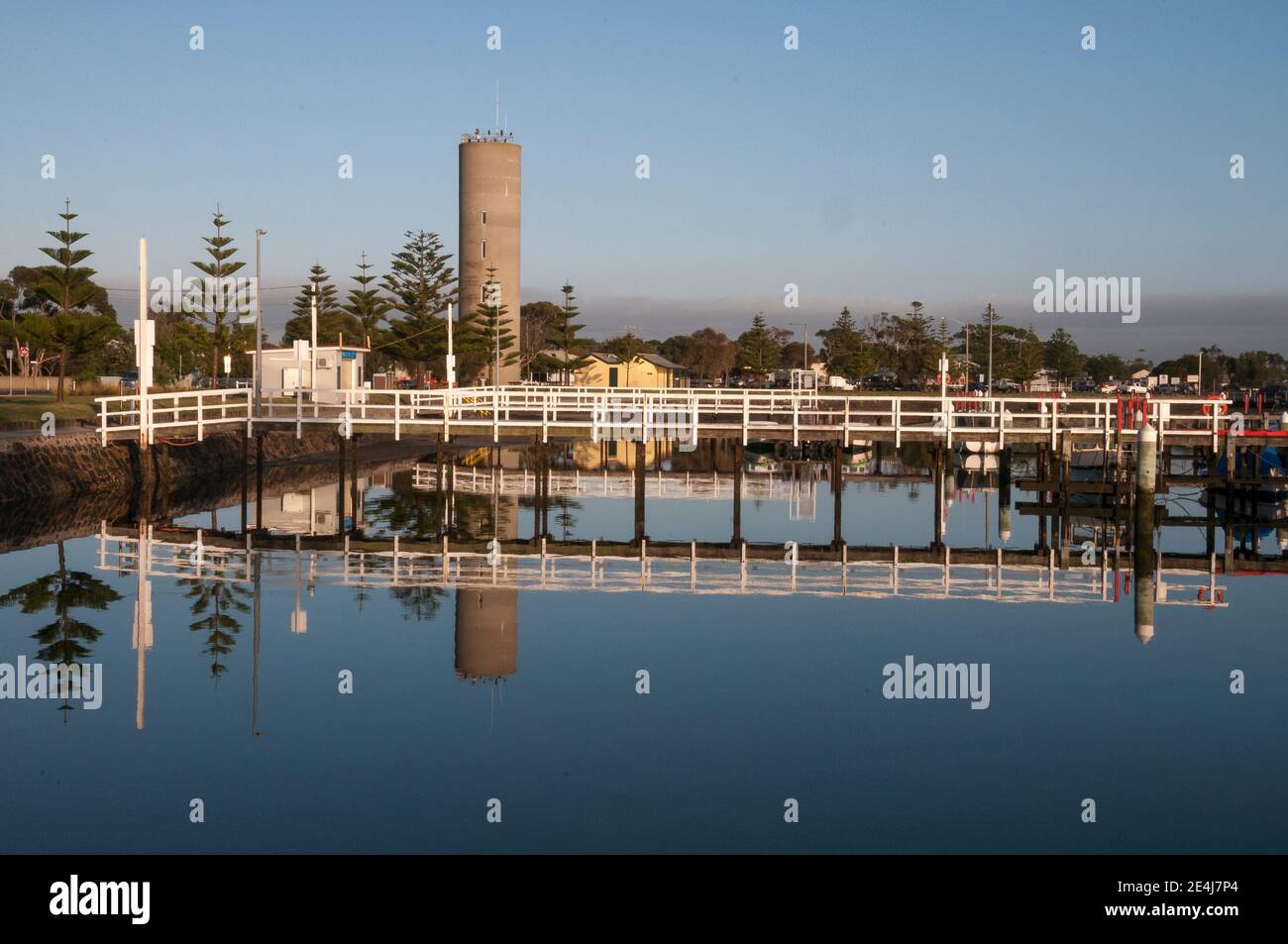 Villaggio sul mare di Port Albert nel Gippsland meridionale, un tempo porto per le navi che servono i campi d'oro del XIX secolo della Victoria orientale, Australia Foto Stock