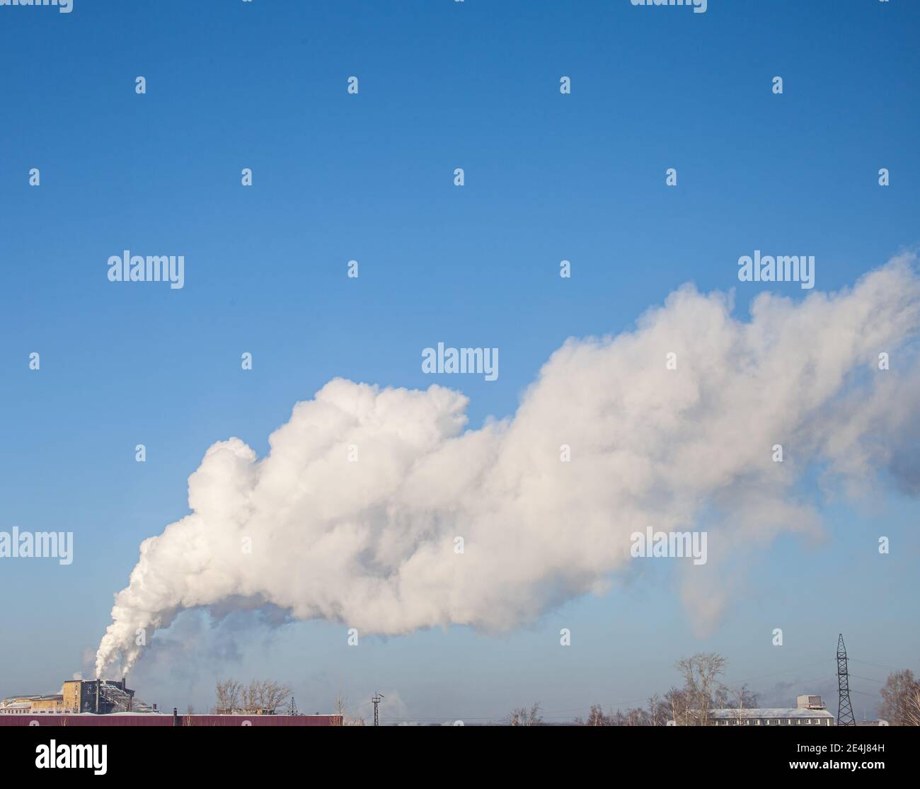 Fumo bianco spesso dal camino del locale caldaia. Zona industriale. Foto Stock