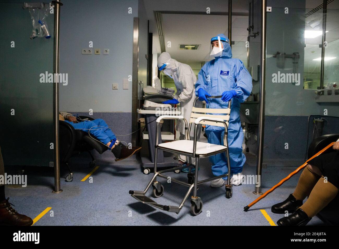 Porto, Portogallo. 23 gennaio 2021. Un operatore sanitario che indossa una  tuta protettiva esegue un elettrocardiogramma presso l'Ospedale  Universitario di São João do Porto.l'Ospedale Universitario di São João do  Porto, un ospedale