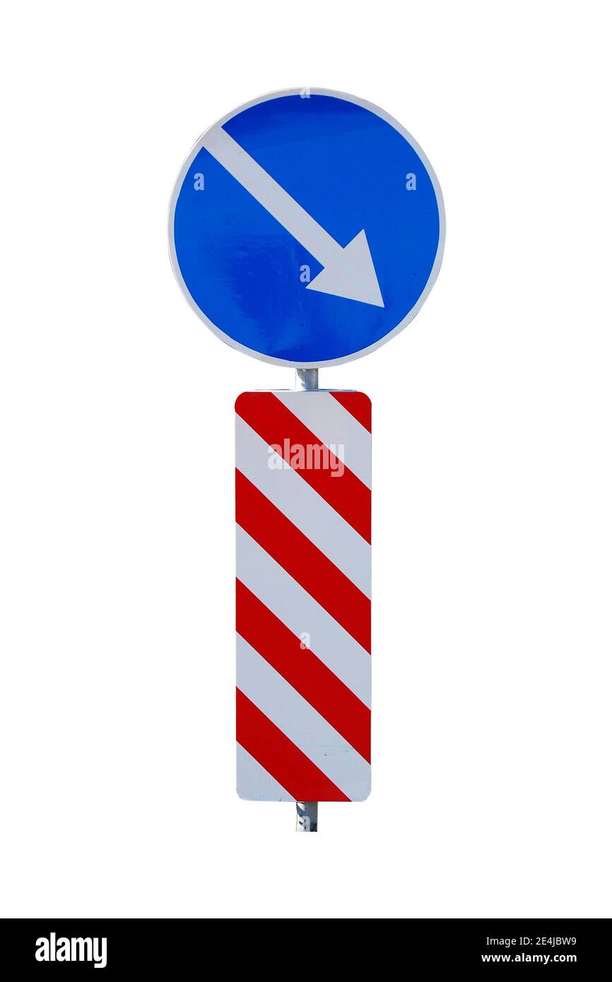Simbolo di traffico a freccia isolato su sfondo bianco Foto Stock