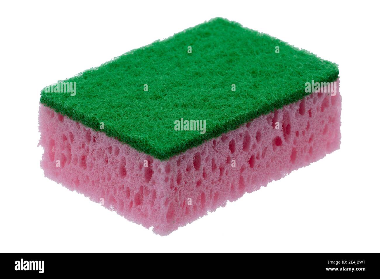 Primo piano di spugna da cucina per il lavaggio di piatti isolati su bianco sfondo Foto Stock